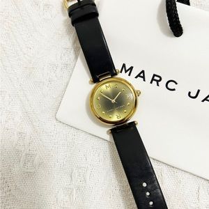 Marc Jacobs Street Style Leather Round Quartz Watches Analog Watches in black